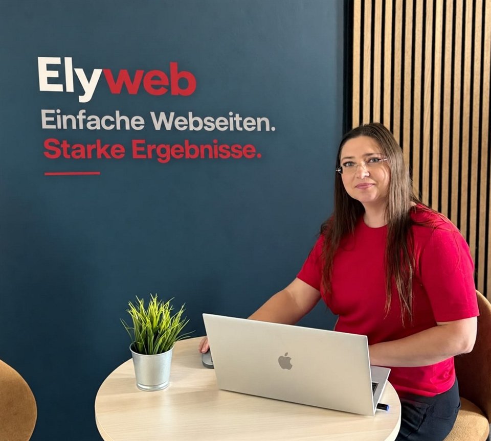 Gründerin von Elyweb am Schreibtisch